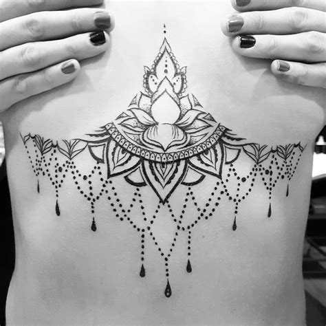 underboob tattoo women|36 coole Ideen für Under